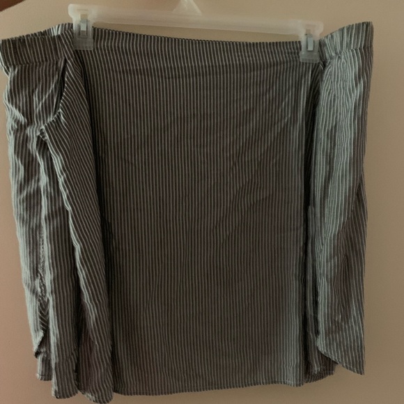 Adorable off the shoulder seersucker top - Picture 3 of 8